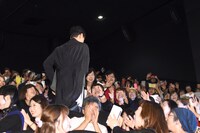 大歓声を浴びながら登場したカン・ドンウォン。