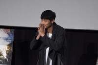 ファンとの別れを惜しむカン・ドンウォン。