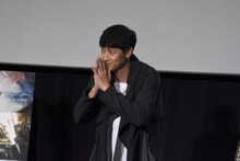 ファンとの別れを惜しむカン・ドンウォン。