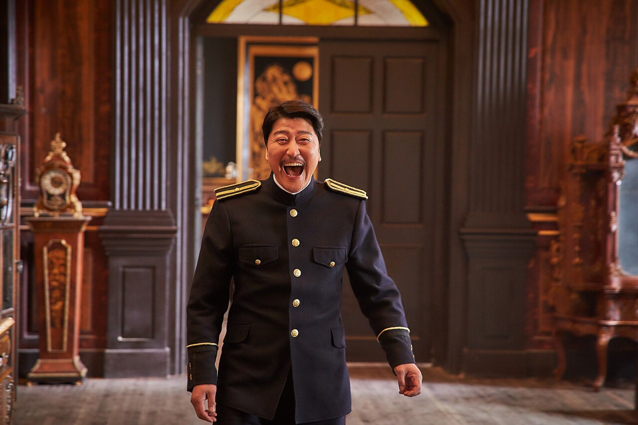 「密偵」ソン・ガンホが満面の笑み浮かべるメイキング写真到着