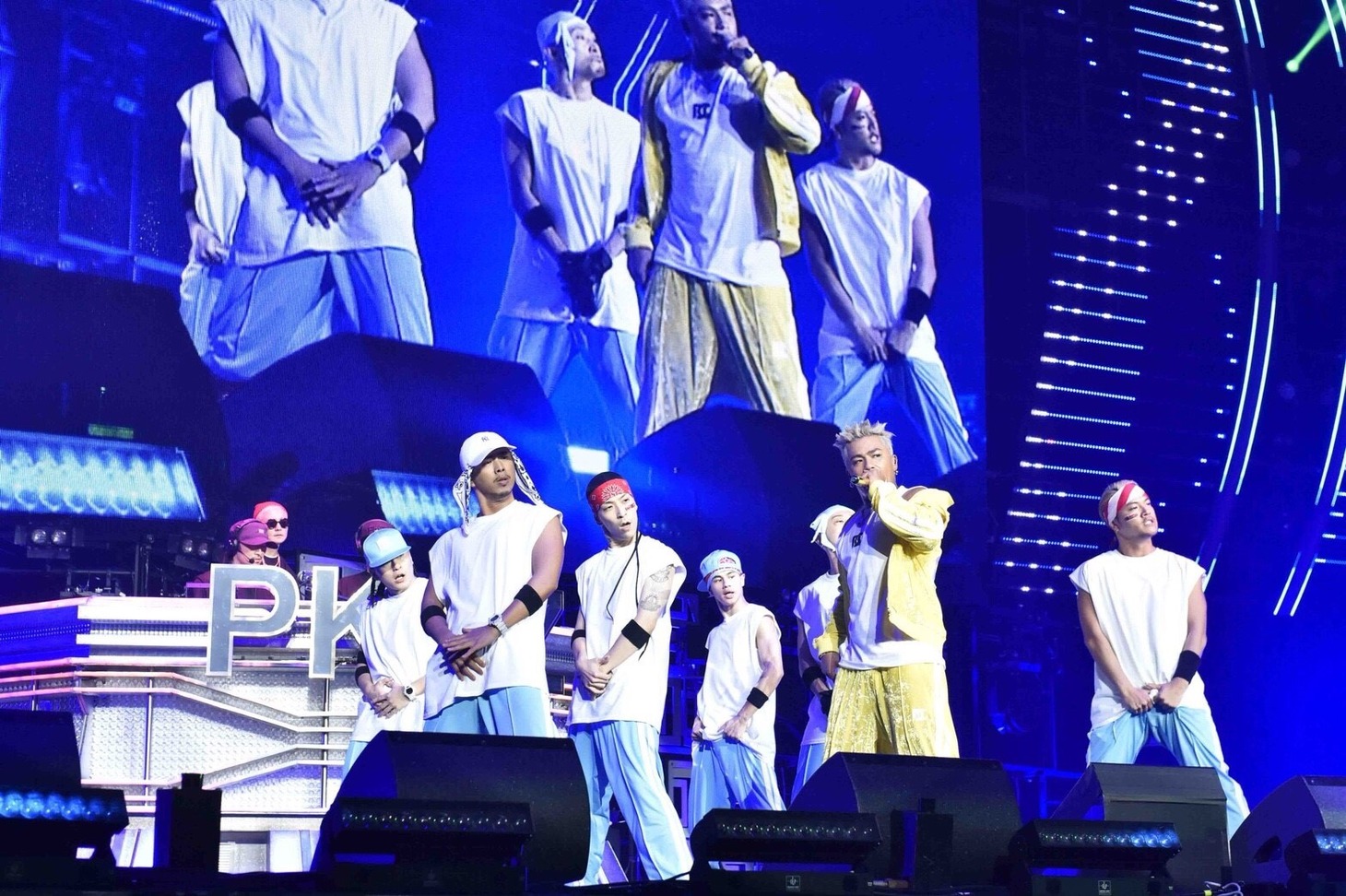 「PKCZ×HiGH&LOW 完成披露試写会＆PREMIUM LIVE SHOW」11月7日公演より、CRAZYBOY（前列中央）。