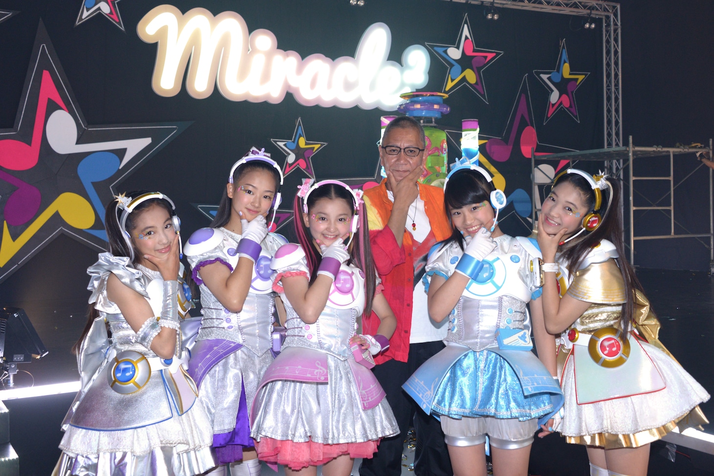 「アイドル×戦士 ミラクルちゅーんず！」撮影現場にて、左から西山未桜、足立涼夏、内田亜紗香、三池崇史、小田柚葉、薄倉里奈。