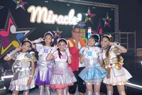 左から西山未桜、足立涼夏、内田亜紗香、三池崇史、小田柚葉、薄倉里奈。