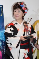 ストーリーにちなんで折り鶴を髪にあしらい、鶴柄の着物姿で登場した小林幸子。