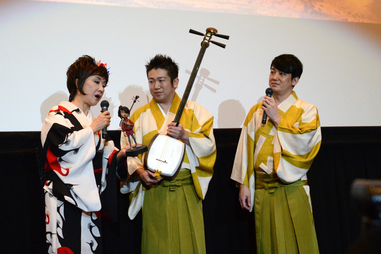 クボのパペットに感心する小林幸子（左）と吉田兄弟（中央、右）。