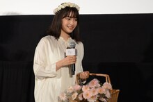 観客にプレゼントの花を配る広瀬すず。