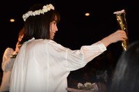 観客にプレゼントの花を配る広瀬すず。