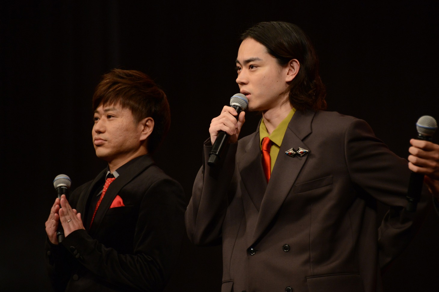 左から2丁拳銃・修士、菅田将暉。