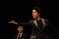 登壇するなり観客に投げキッスする桐谷健太。