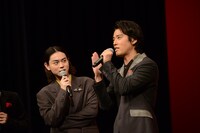 左から菅田将暉、桐谷健太。