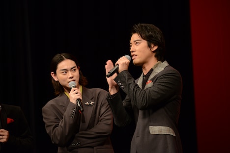左から菅田将暉、桐谷健太。