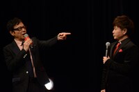 左から板尾創路、川谷修士。