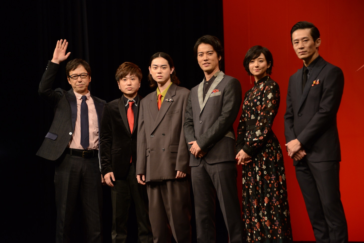 「火花」完成披露試写会の様子。