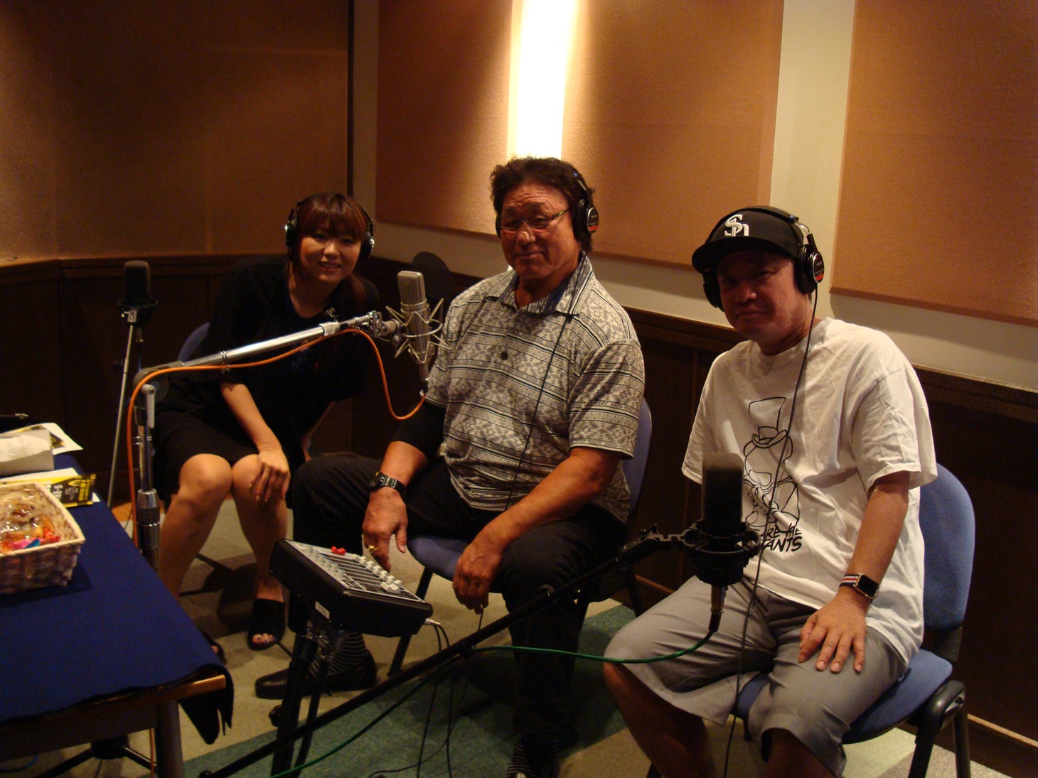 「LIVE FOR TODAY-天龍源一郎-」オーディオコメンタリー収録現場の様子。左から嶋田紋奈、天龍源一郎、川野浩司。