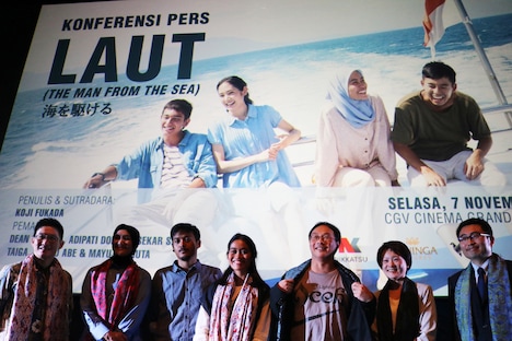 「海を駆ける」製作記者会見の様子。