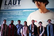 「海を駆ける」製作記者会見の様子。