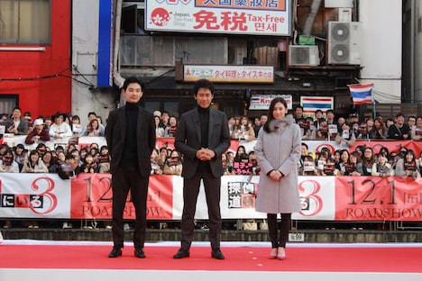 左から松田龍平、大泉洋、北川景子。