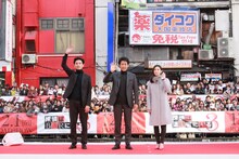 左から松田龍平、大泉洋、北川景子。