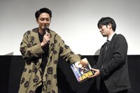 自身に花束を渡すファンを決めるため、抽選を行う間宮祥太朗（左）。