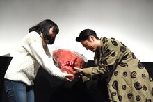 選ばれしファンから、花束を受け取る間宮祥太朗（右）。