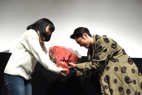 選ばれしファンから、花束を受け取る間宮祥太朗(右)。