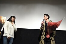 「お付き合いいただいて申し訳ない」とファンを気遣う間宮祥太朗（右）。