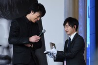 桐谷美玲にブルガリのネックレスを着けることになった鈴木伸之（左）。