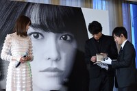 桐谷美玲（左）にブルガリのネックレスを着けることになった鈴木伸之（中央）。