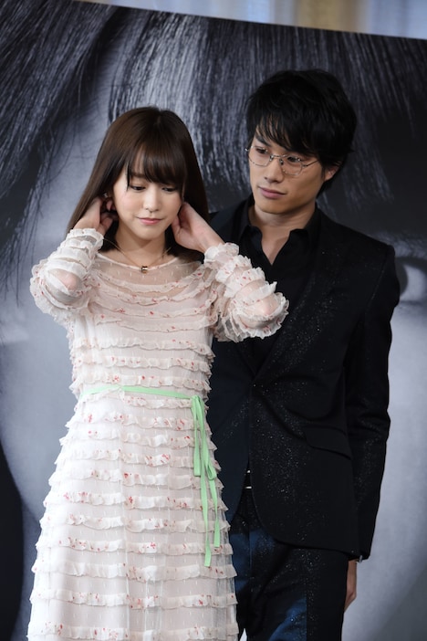 桐谷美玲（手前）にブルガリのネックレスを着けた鈴木伸之（奥）。