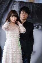 桐谷美玲（手前）にブルガリのネックレスを着けた鈴木伸之（奥）。