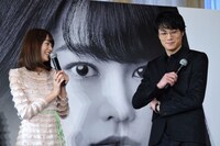 桐谷美玲（左）にブルガリのネックレスを着け、照れる鈴木伸之（右）。