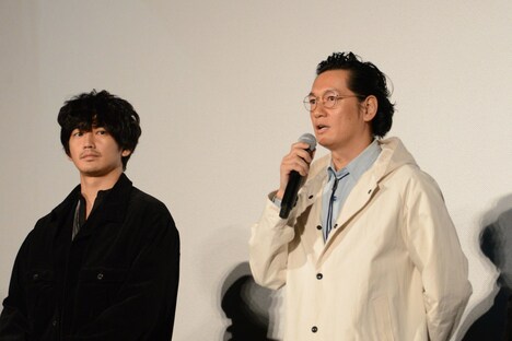 左から瑛太、井浦新。