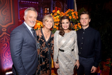 「リメンバー・ミー」USプレミアの様子。ケヴィン・ディーターズ、スティーヴ・ワーマーズ＝スケルトン、イディナ・メンゼル、ジョナサン・グロフ。