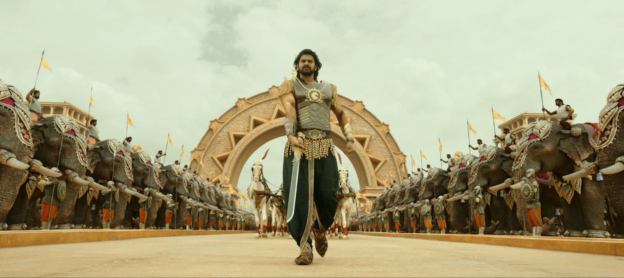 「バーフバリ 王の凱旋」象軍団の隊列や絢爛豪華なダンス捉えた新写真22枚