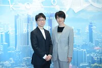 「新海誠展『ほしのこえ』から『君の名は。』まで」記者発表会の様子。左から新海誠、神木隆之介。