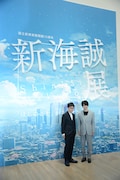 「新海誠展『ほしのこえ』から『君の名は。』まで」記者発表会の様子。左から新海誠、神木隆之介。