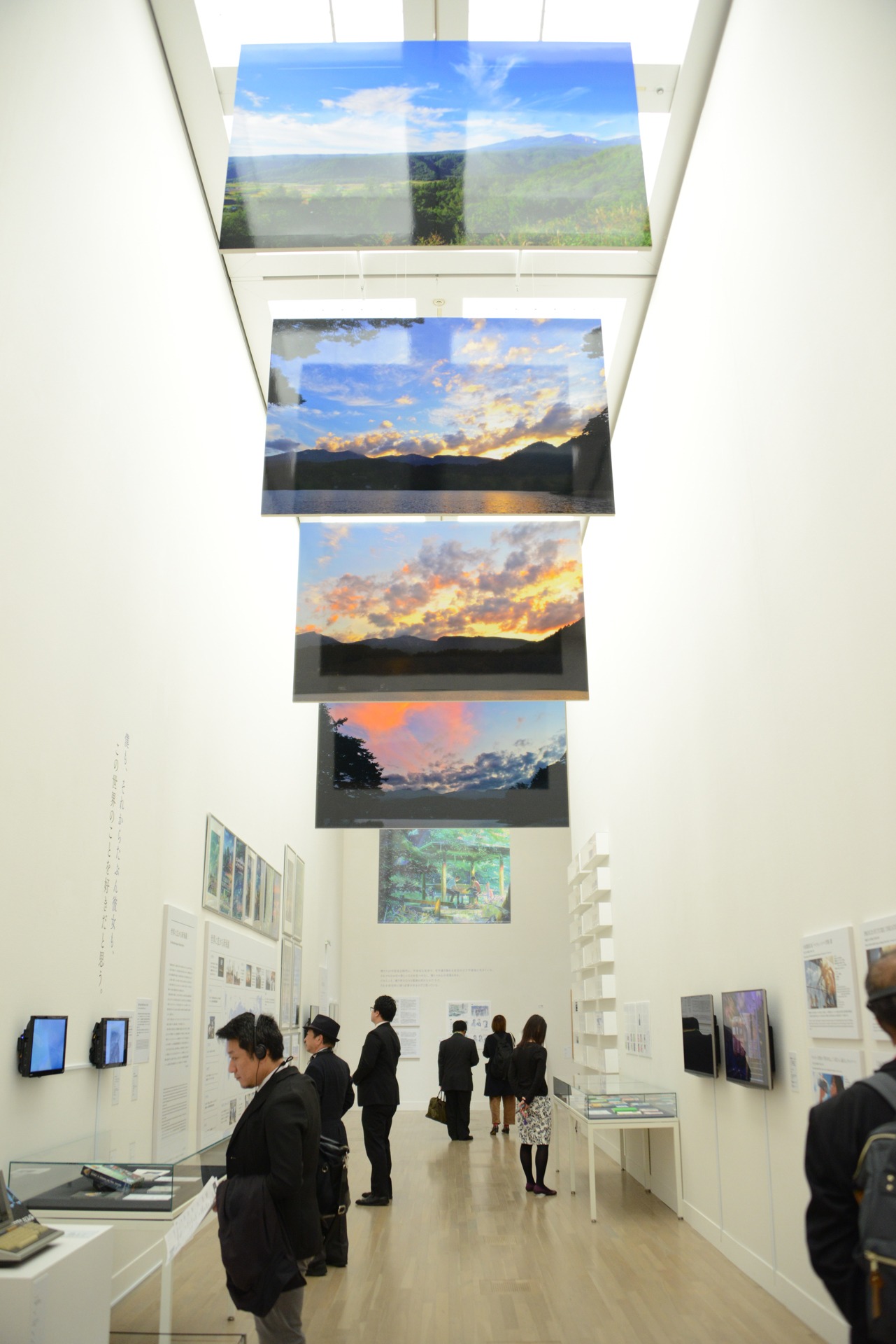 「新海誠展『ほしのこえ』から『君の名は。』まで」東京会場の様子。