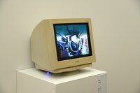 「ほしのこえ」の予告編が流れるディスプレイ。