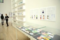 「新海誠を作った14冊」の展示コーナー。