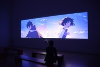 「新海誠展『ほしのこえ』から『君の名は。』まで」クロージングムービーの鑑賞コーナー。