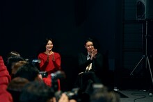 左から臼田あさ美、オダギリジョー。