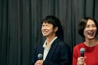 左から太賀、臼田あさ美。