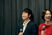 左から太賀、臼田あさ美。