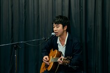 「ヒゲちゃん」の弾き語りを披露する太賀。