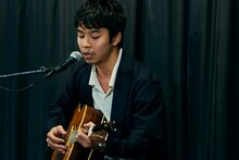 「ヒゲちゃん」の弾き語りを披露する太賀。