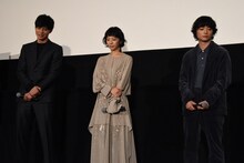 左から東出昌大、夏帆、染谷将太。