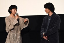 左から夏帆、染谷将太。