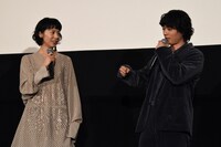 左から夏帆、染谷将太。