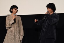 左から夏帆、染谷将太。