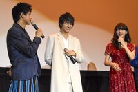 左から鈴木勝大、松尾太陽、池田エライザ。